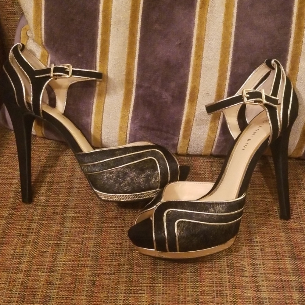 Gianni Bini Sabrina Gold and Black with Fur Pumps